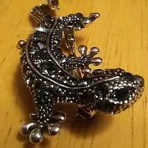 (NWT) lizard rhinestone brooch
